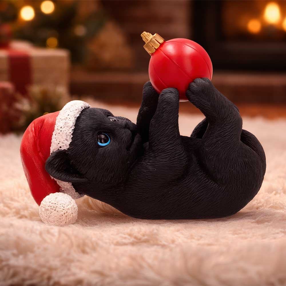BLACK CAT IN SANTA HAT PLAYING WITH BAUBLE Figura Frikytopia