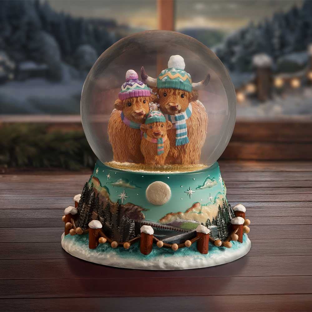 WINTER HIGHLAND COW SNOW GLOBE Frikytopia