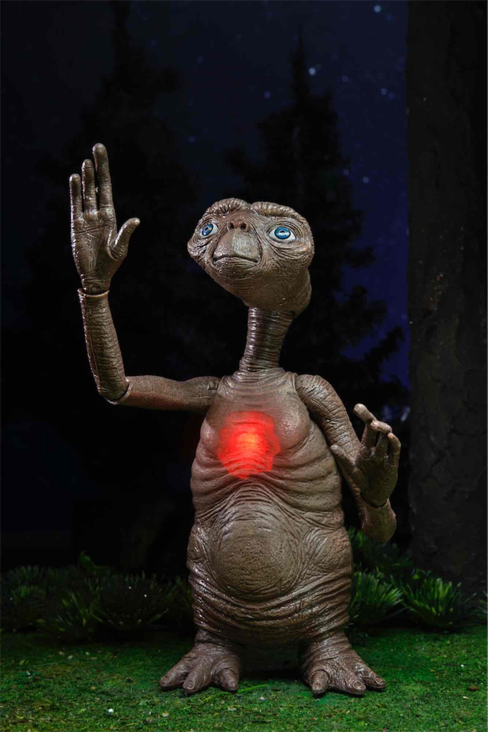 Figura NECA Ultimate Deluxe E.T. con pecho LED 40 aniversario: ¡La mejor opción para los fans de E.T. con iluminación especial!