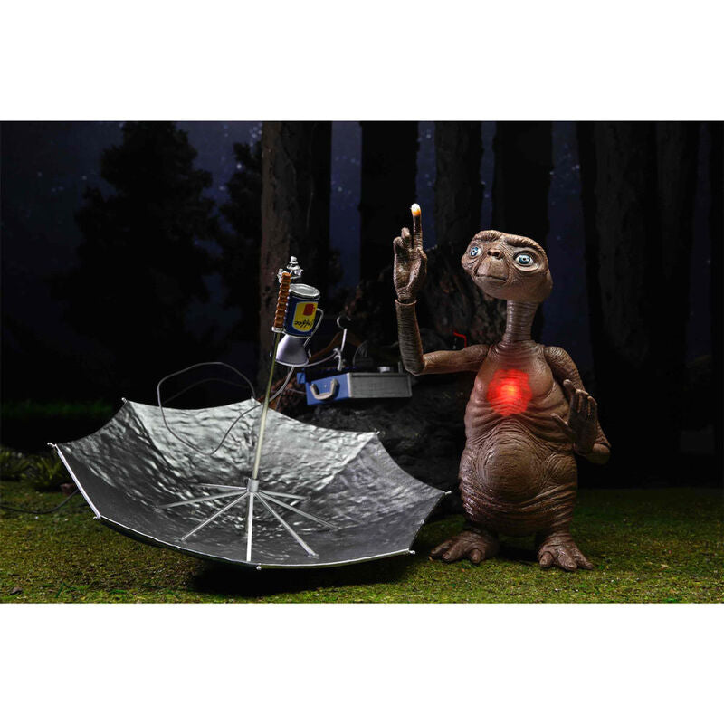 Figura NECA Ultimate Deluxe ET con pecho LED 40 aniversario