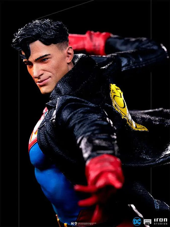 SUPERBOY DELUXE 1/10 ART Estatua