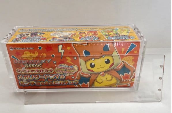 Evoretro Display de Acrílico Magnético para Pokémon Center Japanese Special Poncho Pikachu Box Frikytopia