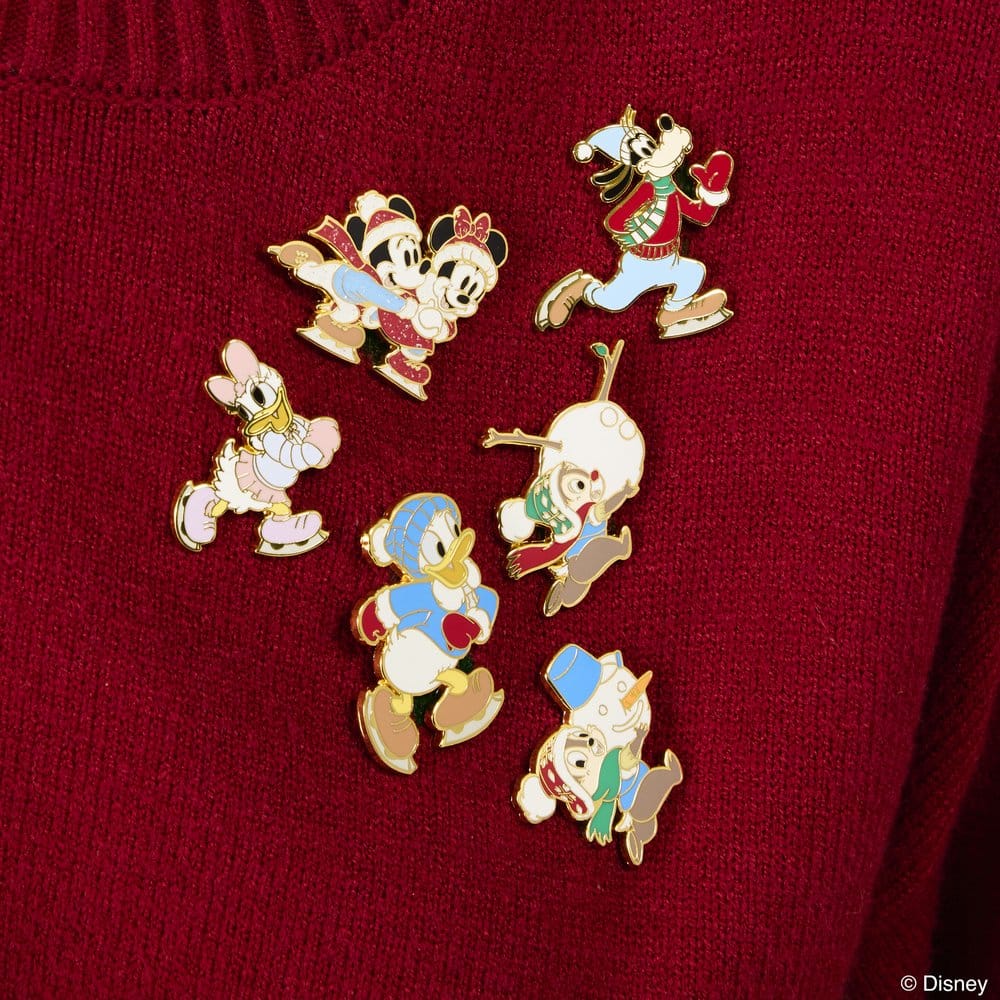 Mickey & Friends by Loungefly Chapas esmaltadas Winter Activities Blind Expositor (12)