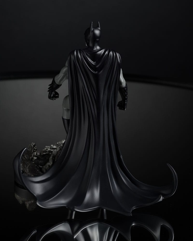 DC Direct Estatua 1/10 Batman by Bjorn Barends (Black White) 18 cm