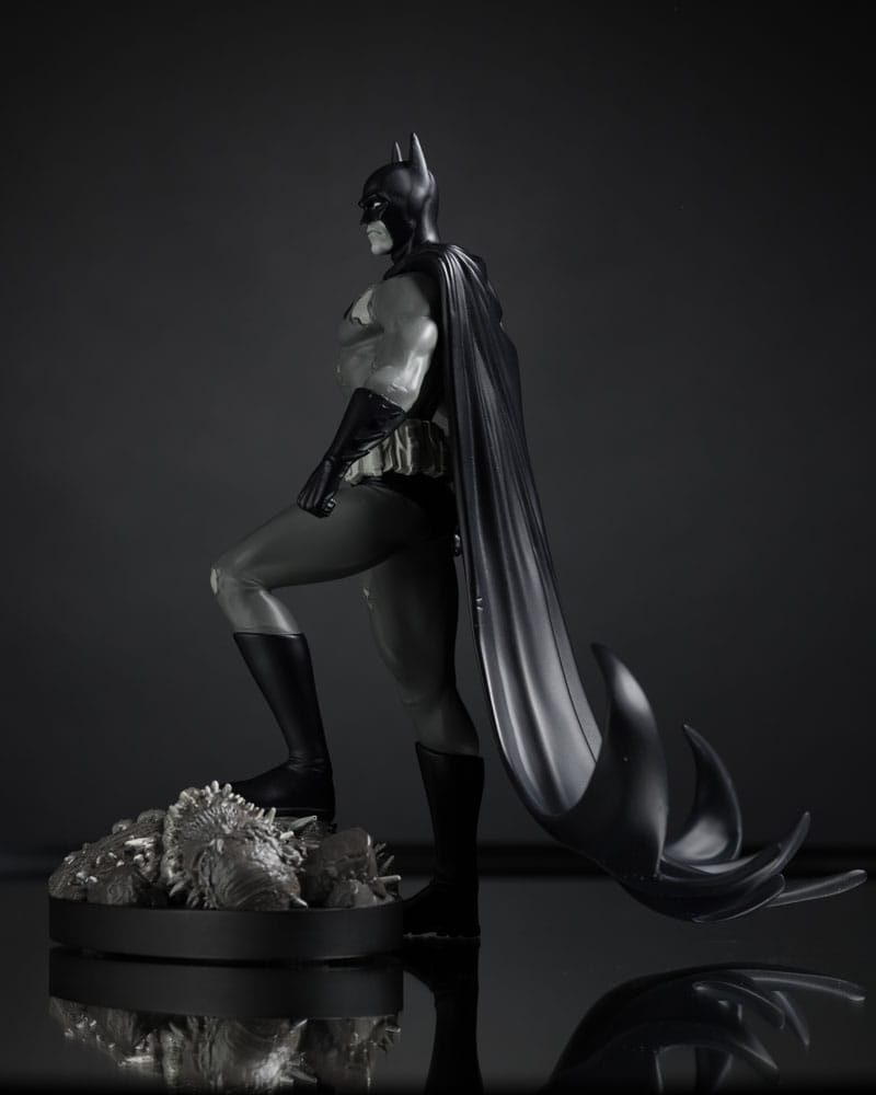 DC Direct Estatua 1/10 Batman by Bjorn Barends (Black White) 18 cm